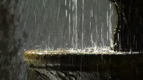 Woda Spada Starożytnej Skały Czcionki Przy Podświetleniu — Wideo stockowe