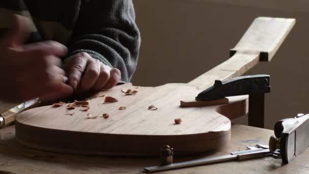 Luthier Fabricación Con Una Gubia Una Nueva Guitarra Eléctrica Lugar — Vídeo de stock