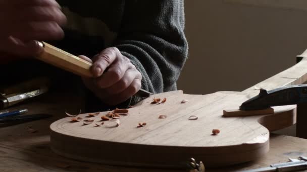 Geigenbauer Fertigt Neue Gitarre Mit Hohlmeißel Arbeitsplatz — Stockvideo