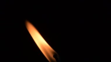 Geceleri mum aydınlatma yakın çekim