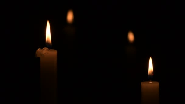 Свечи Светятся Темноте — стоковое видео