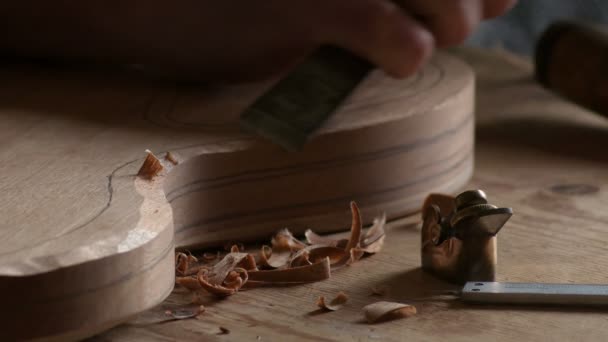 Liutaio Lavorando Una Nuova Chitarra Elettrica — Video Stock