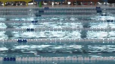 Yüzücüler kadınlar bir yarışta yarışan yüzme stili taşımam