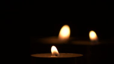 Geceleri yanan mumlar.