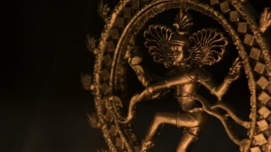 Hinduizm mum ışıklarla aydınlatılmış Shiva tanrıçası
