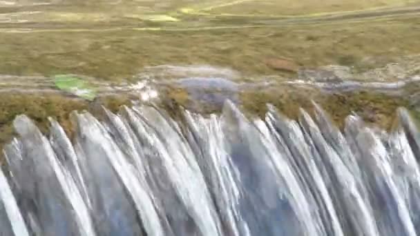 Zuiver Bergwater Stromend Een Kleine Waterval — Stockvideo