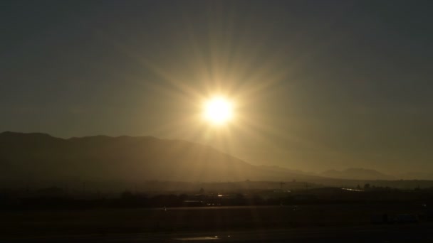 Avião Voando Para Baixo Pousando Chegando Aeroporto Pôr Sol — Vídeo de Stock