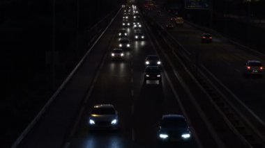 Geceleyin otoyolda trafik kalabalığı dolaşır.