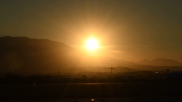 Grand avion dans la piste de l'aéroport prêt pour le décollage au coucher du soleil 