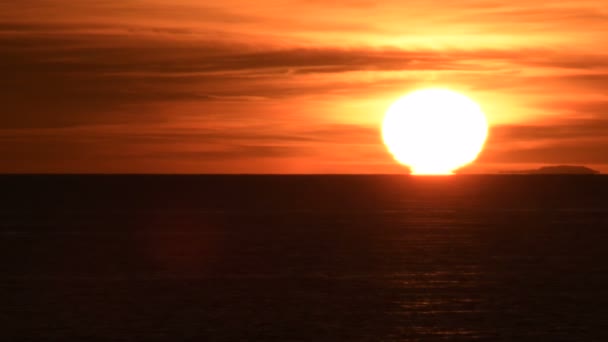 Napfény Rejtőzik Horizonton Naplementekor Tengerparton — Stock videók