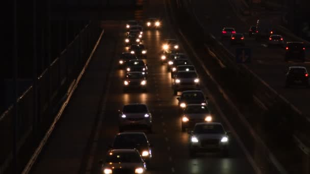 Geceleri Otoyolda Dolaşan Araba Kalabalığı — Stok video