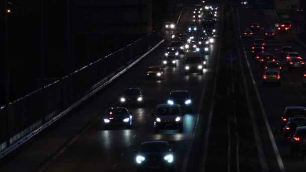 Autók Tömegei Éjjel Közlekednek Forgalomban — Stock videók