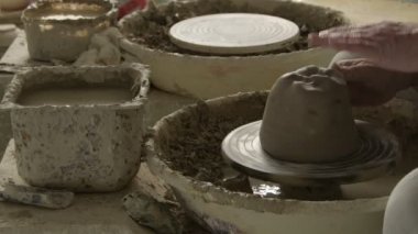 Potter ustası torna tezgahında yeni bir kil kalıbı çıkarmaya başlıyor.
