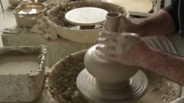 Potter ustası torna tezgahında yeni bir vazo yapıyor.