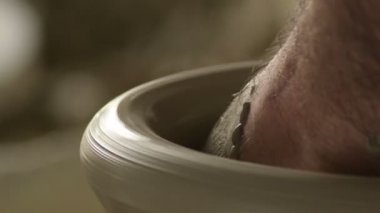 Potter yeni bir vazo üzerinde çalışıyor.
