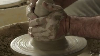 Potter tornada yeni bir çamur ya da kil vazosu şekillendirmeye başlıyor.