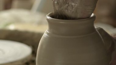 Potter ustası torna tezgahında yeni bir vazo yapıyor.