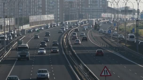 日落时分 汽车拥堵在高速公路上 拥挤不堪 — 图库视频影像