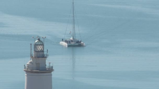 Katamaran Wchodzi Portu Obok Latarni Słoneczny Dzień — Wideo stockowe