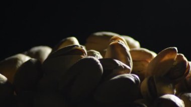 Fıstık fıstığı, kurutulmuş meyve, siyah arka planda samimi bir ışık.
