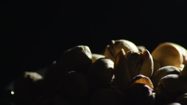 Pistachos Frutos Secos Girando Fondo Negro Con Una Luz Íntima — Vídeo de stock