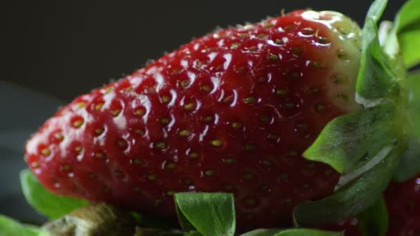 Frutta Alla Fragola Girevole Sfondo Nero — Video Stock