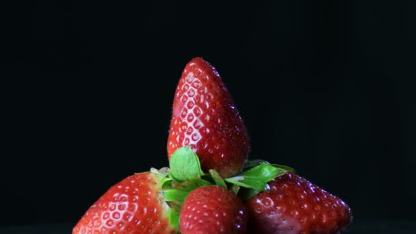 Φυσικές Φράουλες Gyrating Φρούτα Ένα Βουνό Από Φράουλες — Αρχείο Βίντεο