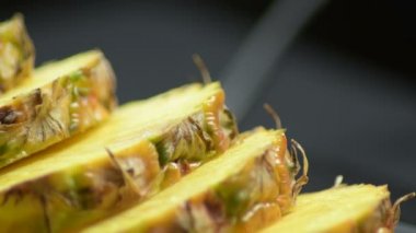 Dilimler halinde ananas meyvesi sallanıyor, stüdyo...