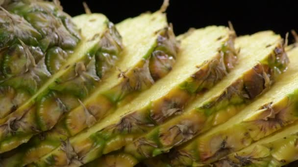 Fruta Natural Piña Fresca Cortada Rodajas Girando Sobre Fondo Negro — Vídeos de Stock