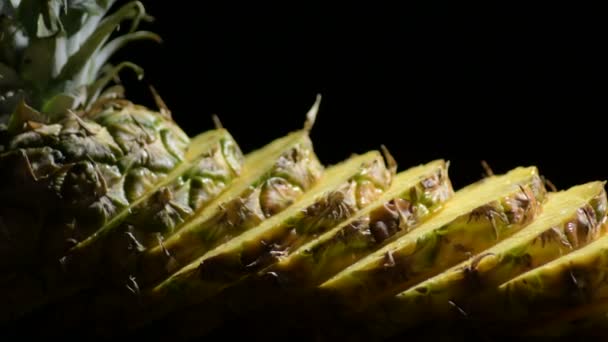 Piña Rodajas Girando Sobre Fondo Negro Estudio — Vídeos de Stock