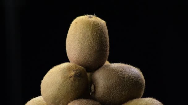 Berg Van Kiwi Fruit Draaien Zwarte Achtergrond — Stockvideo