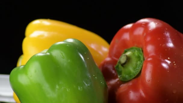Paprika Gelb Rot Und Grün Gemüse Kreist Auf Schwarzem Hintergrund — Stockvideo