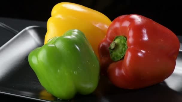 Poivrons Frais Légumes Jaunes Rouges Verts Sur Plateau Noir — Video