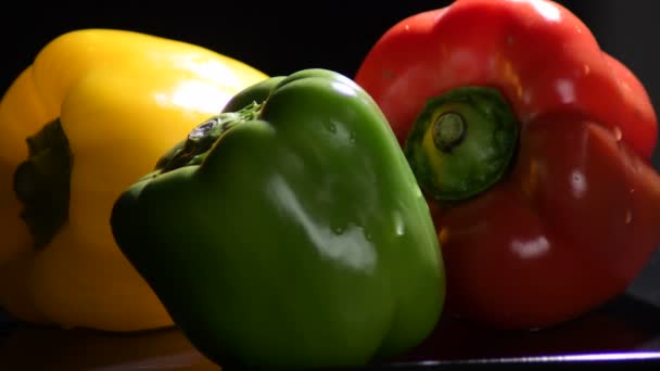 Pimentas Naturais Frescas Amarelo Vermelho Verde Legumes Girando — Vídeo de Stock