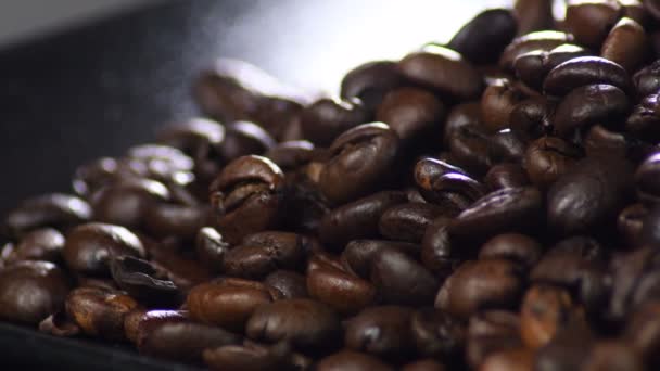 Braune Geröstete Kaffeebohnen Die Einem Schwarzen Tablett Rotieren — Stockvideo