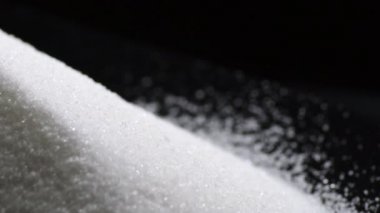 Beyaz şeker taneleri dönüyor