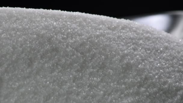 Montanha Açúcar Branco Refinado Girando Uma Bandeja Preta — Vídeo de Stock