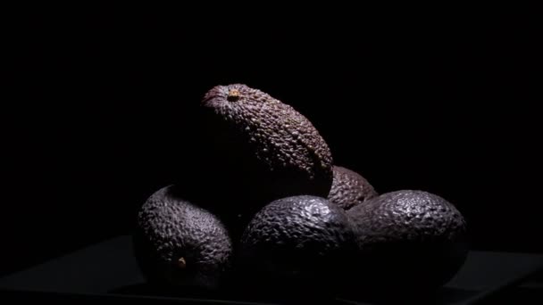 Montaña Aguacates Hass Maduros Girando Fondo Negro — Vídeos de Stock