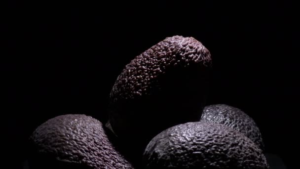 Berg Van Rijpe Hass Avocados Fruit Zwarte Achtergrond — Stockvideo