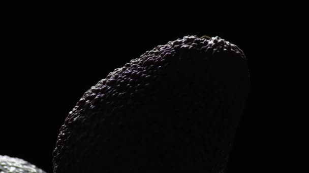 Reife Haß Avocadofrucht Kreiselnd Mit Schwarzem Hintergrund — Stockvideo