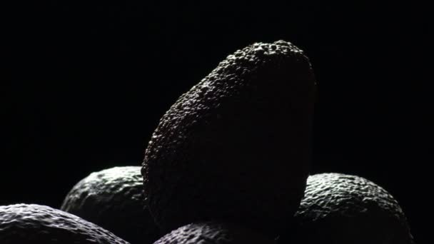 Hass Fruta Aguacate Giroscopio Con Fondo Negro — Vídeos de Stock