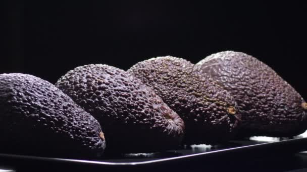 Maturo Hass Avocado Frutta Girevole Sfondo Nero — Video Stock