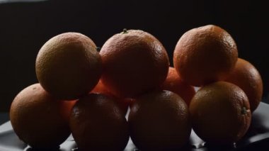 Siyah arka planda taze ve Naturals portakal meyve gyrating dağ