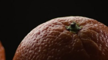 Taze turuncu Peduncle birlikte diğer portakal meyve gyrating