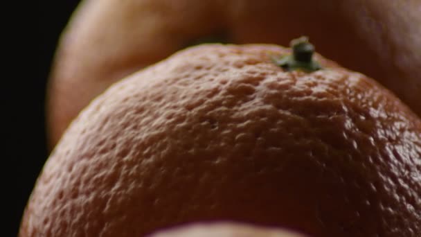 Taze Portakal Birlikte Diğer Portakallar Meyve Gyrating Yakın — Stok video