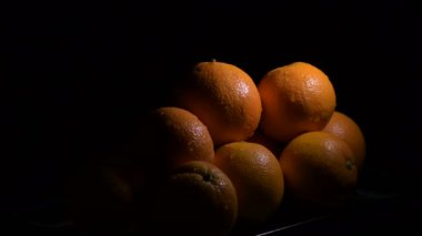 Turuncu dağ siyah arka planda gyrating