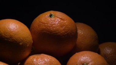 Siyah arka plan ile portakallar meyve gyrating