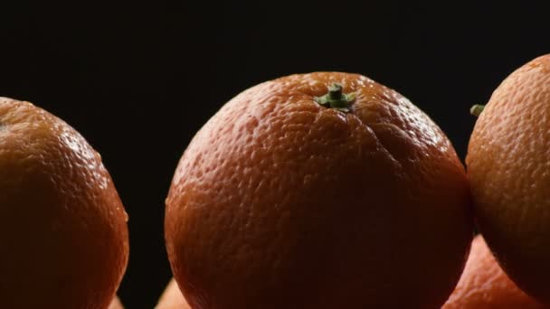 Laranja Fresca Conjunto Outras Laranjas Girando — Vídeo de Stock