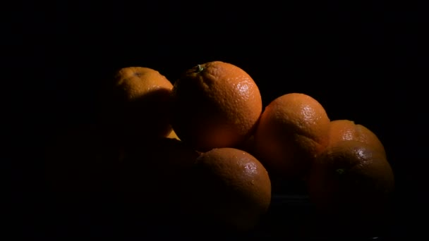 Natuurlijke Sinaasappels Vers Fruit Gyrating Zwarte Achtergrond — Stockvideo