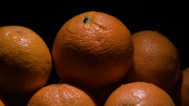 Apelsiner Naturlig Frukt Roterande Svart Bakgrund — Stockvideo